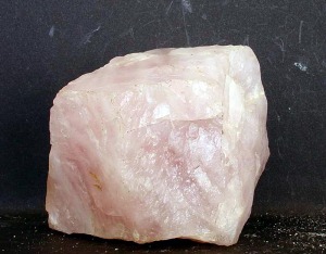 Fragmento masivo de cuarzo rosa. Museo de minerales del Dpto. de Geología de la Universidad de Murcia [cuarzo]
