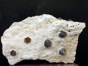 Cristales de jacintos de Compostela ahumados, con predominio de la morfología piramidal, sobre yeso triásico de Caravaca