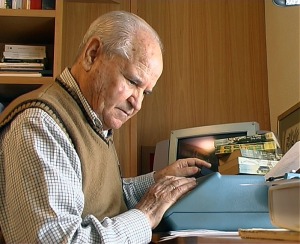 Francisco Snchez Bautista con su mquina de escribir
