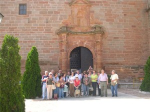 Foto del grupo en la puerta de la Iglesia de Torre de Juan Abad.