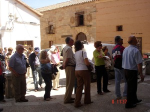 V. de los I. Grupo mirando Iglesia de San Andrs