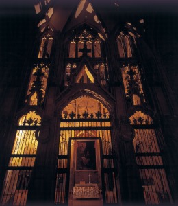 Exposicin Huellas, 2002. Capilla de los Vlez. Al fondo sarcfago romano de Gil Rodrguez de Juntern