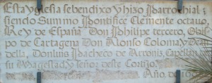 Lpida que recuerda el ao de fundacin de la parroquia (1603)