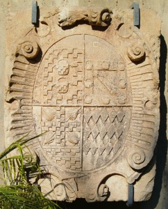 Escudo de Lus Pacheco (situado en la entrada de la actual parroquia)