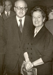 Carmen Conde, junto a Antonio Oliver, en la entrega de premios 'Elisenda de Montcada' en 1953 