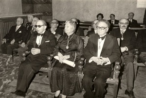 Carmen Conde durante la ceremonia de su ingreso en la Real Academia Espaola en enero de 1979, junto a Gonzalo Torrente Ballester y Manuel de Tern 
