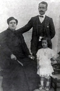 Carmen Conde con sus padres, Luis Conde Parreo y Mara Paz Abelln Garca, en Cartagena en 1911 