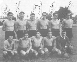 Alineacin del Real Murcia en la temporada 1941-42. Arriba: Romeo, Sol, Vega, Vilanova, Sierra y Tamayo. Abajo: Rancel, Amposta, Huguet, Barcel y Surez. De izquierda a derecha.