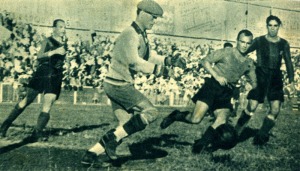 Lance del partido de promoción entre el Barça y el Real Murcia en el campo de Chamartín (1942)