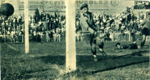 Gol de Mariano Martín, delantero del Barça, al Real Murcia en el partido de promoción (1942)