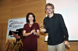 Julio Salvatierra, en nombre de Marina Seresesky, directora de 'El cortejo', recoge el Segundo Premio del 2 Festival de Cortometrajes en Alta Definicin Regin de Murcia
