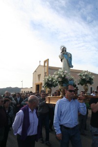 La Virgen junto a su iglesia. El Garrobillo (guilas)