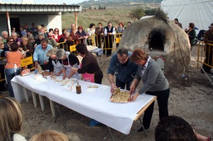Reparto del pan casero en el horno de la Ermita. Aguaderas (Lorca)