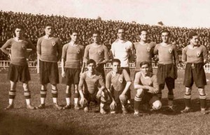 Primer partido de la historia del Real Murcia en el campo del FC Barcelona. Prats es el segundo por la derecha