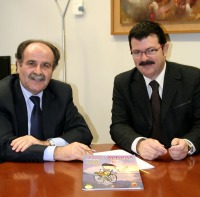 El subdirector de Cajamurcia, Juan Antonio Carrillo, y el director de la Vuelta, Francisco A. Guzmn, en el acto de firma del convenio