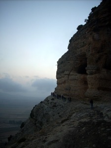 Anochece en las cuevas de Zan. Los visitantes disfrutas de este magnfico Patrimonio Geolgico [LIG ZAEN]