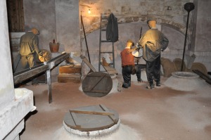  Bullas-Museo del Vino-parece que trabajan pero no son reales 