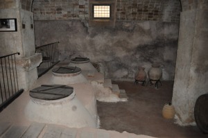  Bullas-Museo del Vino-tinajas, escalera y ventanuco 