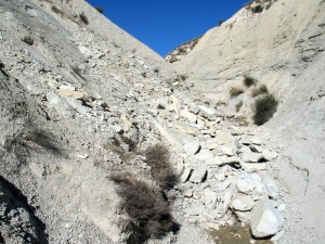 Los desprendimientos de rocas son comunes en la rambla de Perea. En ocasiones pueden incluso taponar los cauces de las crcavas 