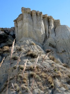 Escarpe que resiste a la erosin, debido a que est protegida por rocas duras en su parte superior 