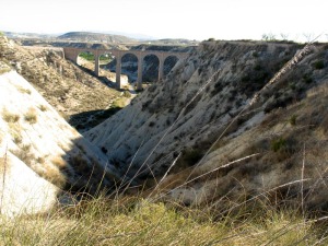 Uno de los muchos barrancos que desembocan en la rambla de Perea. Al fondo, el viaducto 