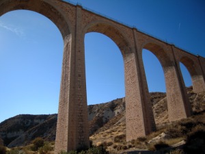 Asombra pasar bajo un patrimonio histrico ferroviario de la antigua va Zaraiche-Caravaca. Se trata de un viaducto de sillera de seis luces de 16 metros de altura del primer tercio del siglo XX
