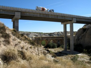 Puentes que salvan la rambla de Perea en la carretera de Yechar 