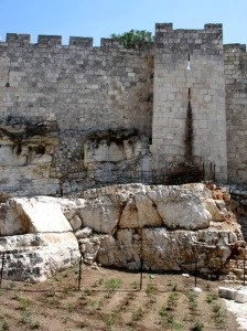La geodiversidad origina y sustenta civilizaciones. Calizas con pequeas fallas sostienen las murallas de Jerusaln 