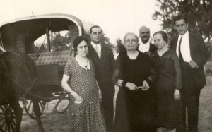 Antonio Oliver Belms con sus hermanos, su madre y Antonio Mart en la Aparecida, en la Finca de su cuada Margarita Sierra, Lo Sierra, frente a una galera. Cartagena, hacia 1927 