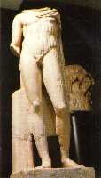 Escultura en m�rmol de un joven con cl�mide, atribu�da a Hermes.