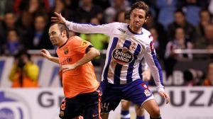 Mista disputa un baln a Iniesta en su poca en el Deportivo de La Corua 