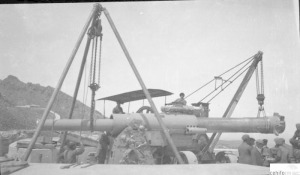 Instalacin de piezas de artillera en las bateras de la costa cartagenera