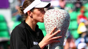 Mara Jos Martnez besa el trofeo de ganadora del torneo de Sel de 2011