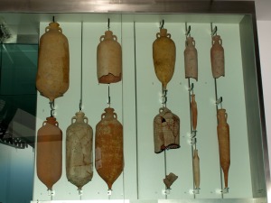 MNAS ARQVA Cartagena. Izquierda y superior nforas africanas romanas tardas de tipologa KEAY. Abajo a la derecha spatheion para salazones del rea de Mazarrn 