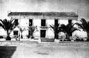Edificio del Ayuntamiento viejo, demolido hacia 1970. Este edificio fue vendido al Ayuntamiento de San Javier por la Marquesa de Corvera en 1895.
