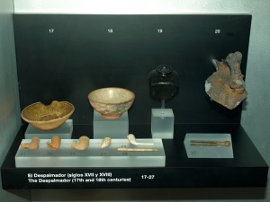 MNAS ARQVA Cartagena. Diversos objetos como un comps de cartas naticas de bronce, s.XVII-XVIII. El Espalmador 