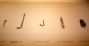 Museo Arqueolgico de Mazarrn. Anzuelos, aguja de red y glandes para pesca 