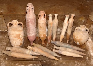 Museo Arqueolgico de Mazarrn. Diversos envases romanos de diferentes pocas para el transporte de los salazones y el garum originales. Proceden de la factora y aledaos al Puerto de Mazarrn