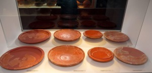 Museo Arqueolgico de Mazarrn. Cuencos de cermica romana africana de tipologa HAYES de la Factora y aledaos 