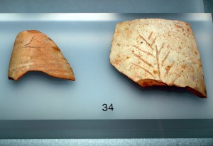 MNAS ARQVA Cartagena. Fragmentos de nfora africana romana tarda con inscripciones incisas de delfn y espiga, s.IV-V 