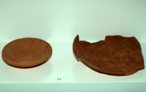 MNAS ARQVA Cartagena. A la derecha, ptera de Terra Sigillata africana con decoracin cristiana incisa, s.V-VI. Dragados del Puerto de Mazarrn 