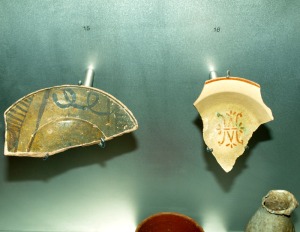MNAS ARQVA Cartagena. Platos vidriados y el segundo con decoracin en alusin a Mara del s.XIX 