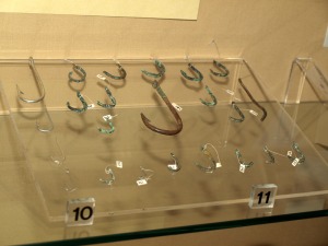 Museo Arqueolgico de guilas. Diferentes anzuelos de pesca romanos comparados con actuales 