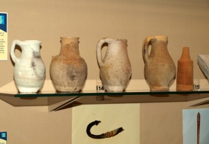 Museo Arqueolgico de guilas. Jarras para contener garum y embudo locales 