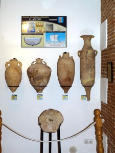 Museo Arqueolgico de guilas. Distintas nforas de tipologa Dressel y Ma C. Cuadro explicativo de manejo de nforas y cargamento y estiva de un mercante romano 