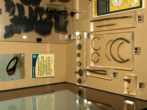 Museo Arqueolgico de guilas. Anillos, pinzas, aretes y agujas de ajuar femenino. poca imperial romana 
