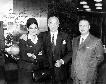 Primer vuelo civil en el Aeropuerto de San Javier (1968). De derecha a izquierda: Miguel Gallego Zapata, Perico Chicote y azafata del vuelo (Donaci�n de D. Miguel Gallego Zapata).