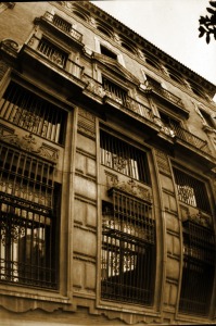 Edificio que delimita la Plaza de Santo Domingo y la calle Trapera, actualmente la sucursal de un banco 