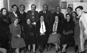Mara Cegarra con Carmen Conde, Antonio Oliver y otros, tras una conferencia ofrecida por Mara en la Universidad Popular de Cartagena el 10 de febrero de 1934
