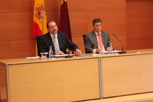 El consejero de Educaci�n, Formaci�n y Empleo, Constantino Sotoca, y el vicepresidente del Ejecutivo murciano, Juan Bernal, en la rueda de prensa para informar de los asuntos aprobados por el Consejo 